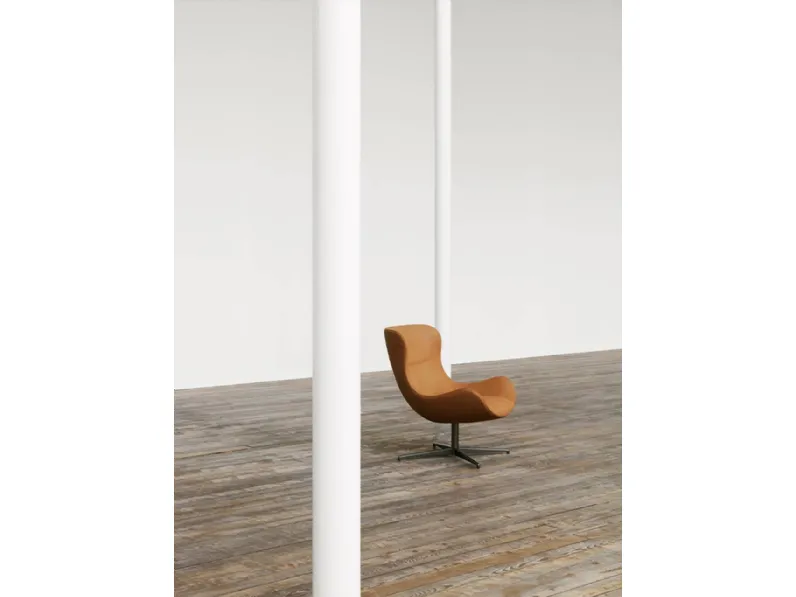 Poltrona in pelle con base in acciaio verniciato Oolong di Living Divani