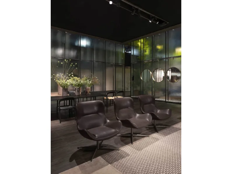 Poltrona in pelle con base in acciaio verniciato Oolong di Living Divani