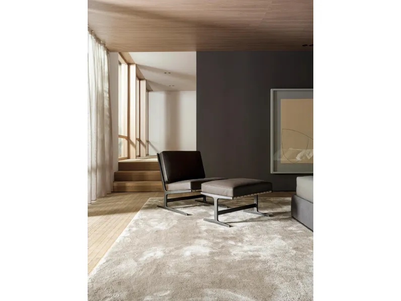 Poltroncina Paula in pelle con struttura in metallo e cinghie in cuoio di Molteni & C