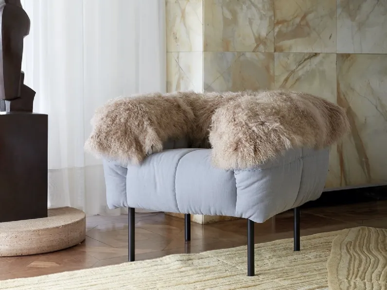 Poltroncina in tessuto e pelliccia Pecorelle di Arflex