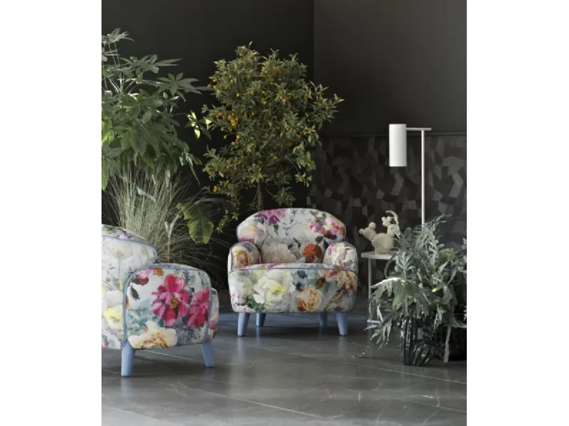 Poltroncina in tessuto con piedini in legno rivestiti Polpetta di Estel