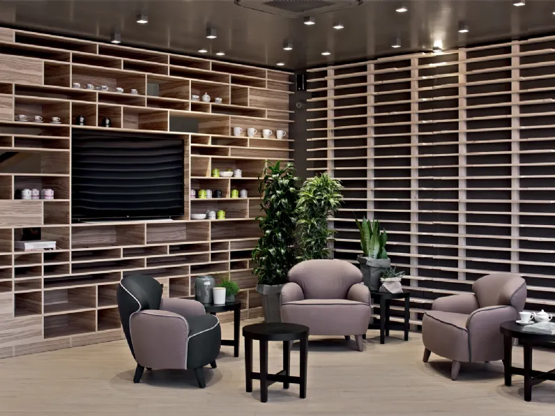 Poltroncina in tessuto con piedini in legno rivestiti Polpetta di Estel