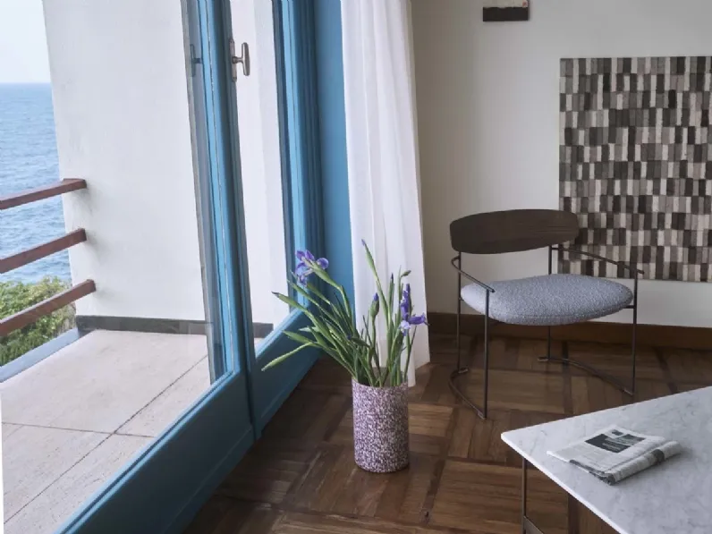 Poltroncina Keel in tondino di metallo con schienale in massello di Frassino e seduta in tessuto imbottito di Potocco