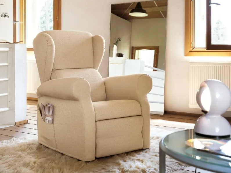Poltrona Relax con meccanismo alzapersona Bergè in tessuto di Rigosalotti