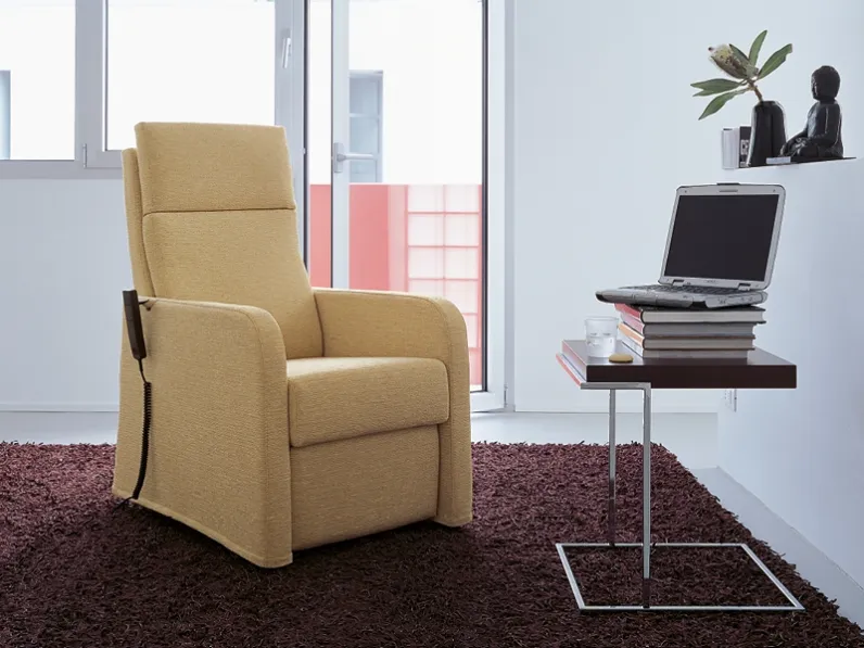 Poltrona Relax con meccanismo alzapersona con telecomando in tessuto Novella di Rigosalotti