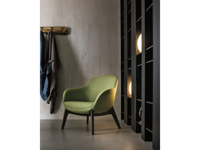 Poltroncina moderna in tessuto compatta e accogliente Rosa di Valentini