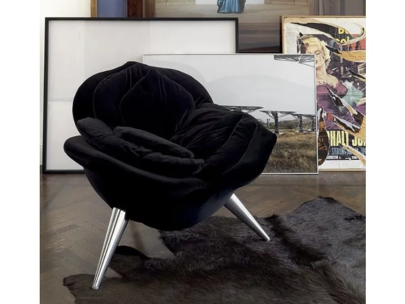 Poltroncina di design a forma di Rosa con petali in velluto rosso Rose Chair di Edra