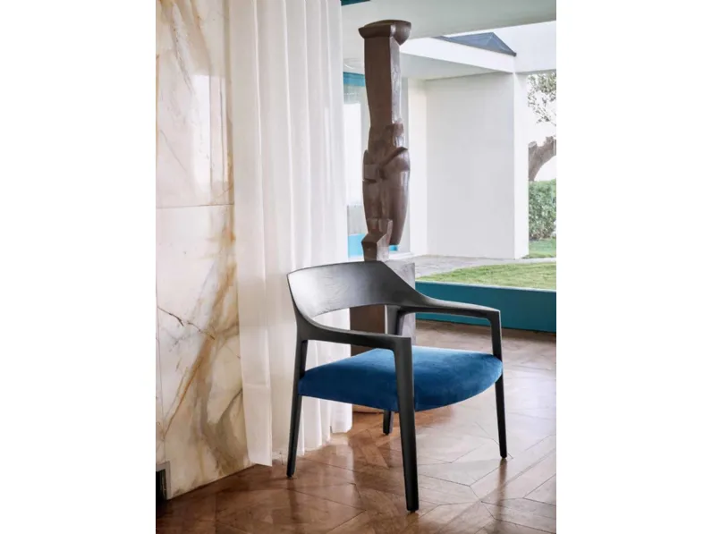 Poltrona Scheggia in massello di Frassino con seduta in tessuto imbottito di Potocco