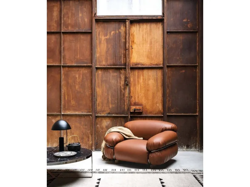 Poltrona in pelle imbottita Sesann di Tacchini