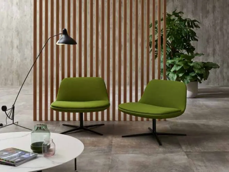 Poltroncina con base girevole in metallo e seduta in tessuto dal disegno morbido e arrotondato e dal sapore retrò Shell Lounge di Estel