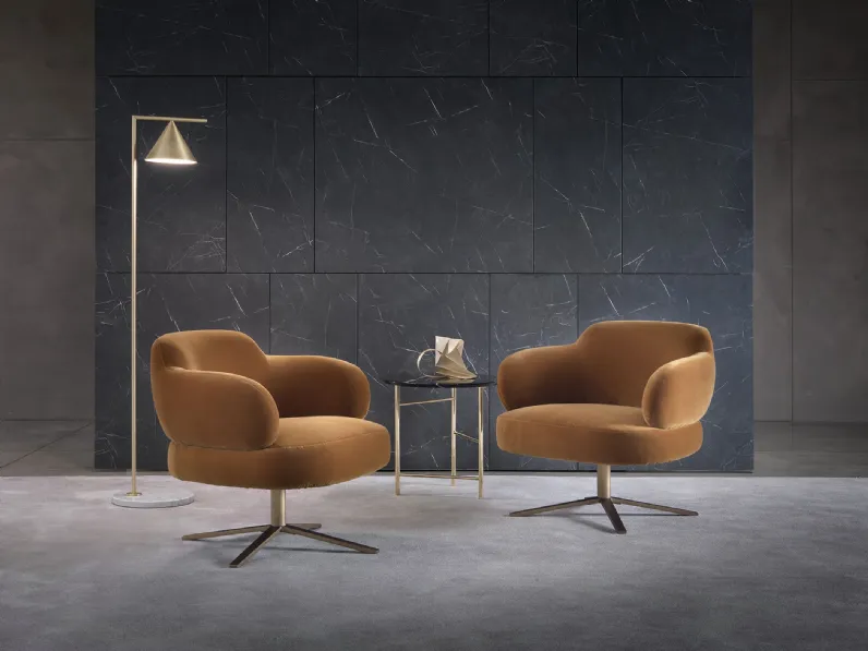 Poltroncina dalle linee curve e confortevoli in velluto con basamento in metallo Sign di Marelli