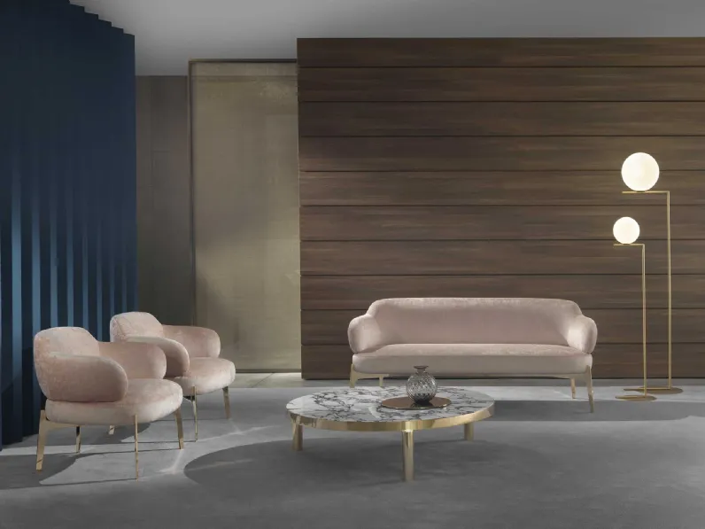 Poltroncina dalle linee curve e confortevoli in velluto con piedini in metallo Sign di Marelli