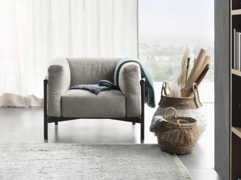 Poltrona imbottita con struttura in legno e morbidi cuscini Taiki di Lema