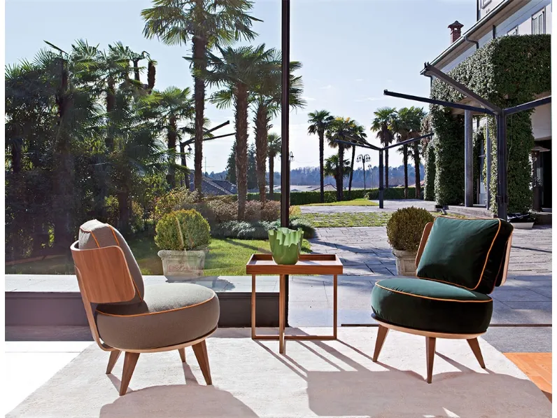 Poltroncina di design dalla forma arrotondata in tessuto imbottito con profilo in contrasto e struttura in legno Thelma di Swan