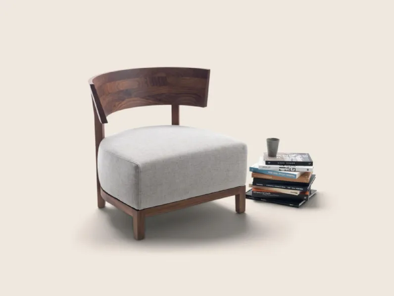 Poltroncina Thomas in legno massello con seduta in tessuto imbottito di Flexform