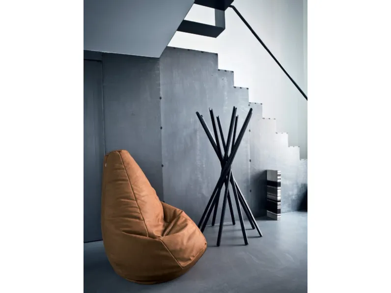 Poltrona anatomica con involucro in pelle contenente palline di polistirolo Sacco di Zanotta