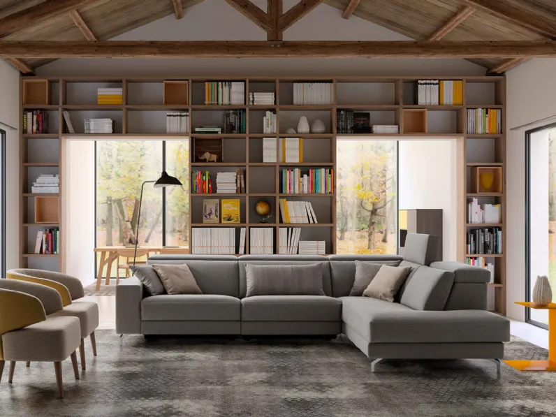 Poltroncina Zoe in tessuto con piedi in legno di Confort Line