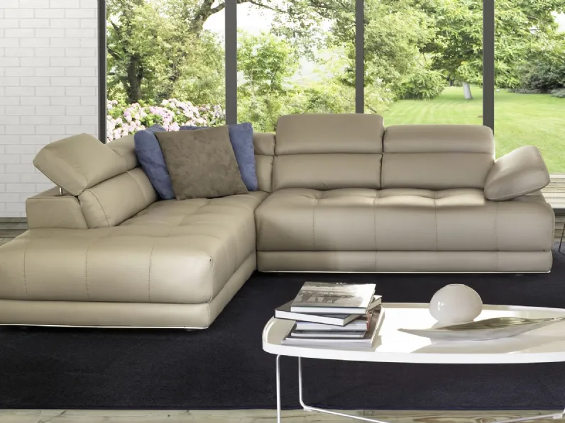 Divano angolare in pelle chiara imbottito e trapuntato Vivaldi di Afosofà