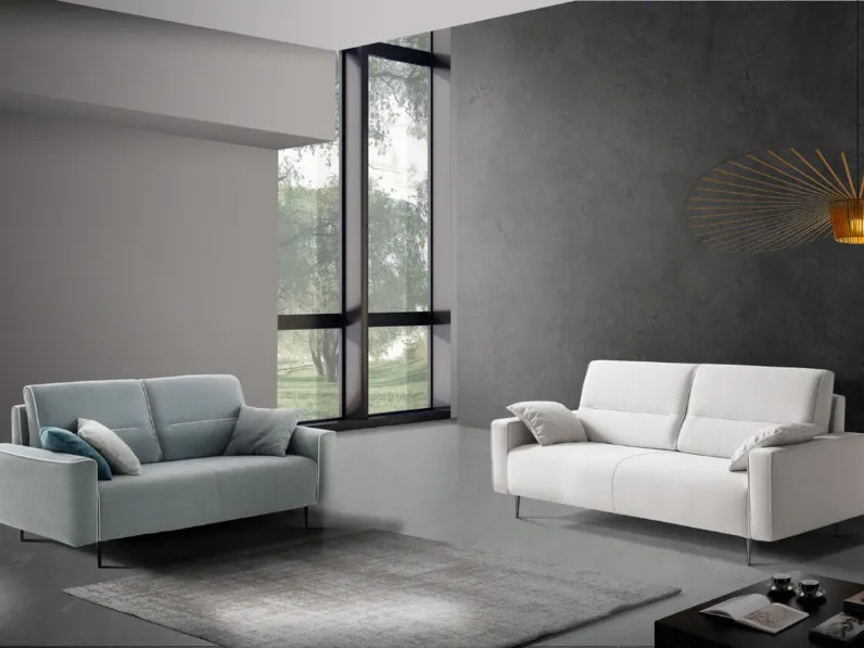 Divano lineare in tessuto con piedini in metallo Gessy di Biel