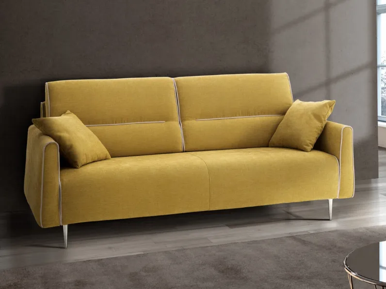 Divano lineare in tessuto con piedini in metallo Gessy di Biel