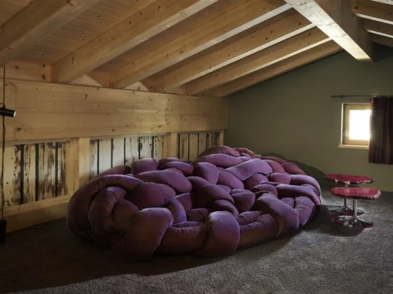 Divano di design Boa composto da 120 metri di tubolare riempito di poliuretano elastico e traspirante con un tocco di piuma, e rivestito in velluto di Edra