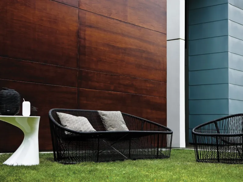 Salotto per outdoor in acciaio verniciato per esterni e intreccio in tondino di PVC con rinforzo in nylon Club di Zanotta