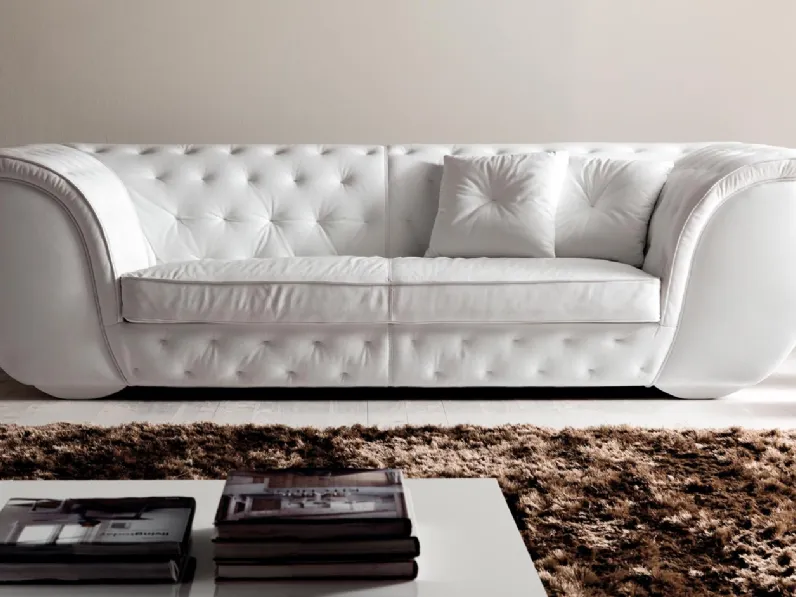 Divano lineare in tessuto chiaro trapuntato Lapo di Cortezari