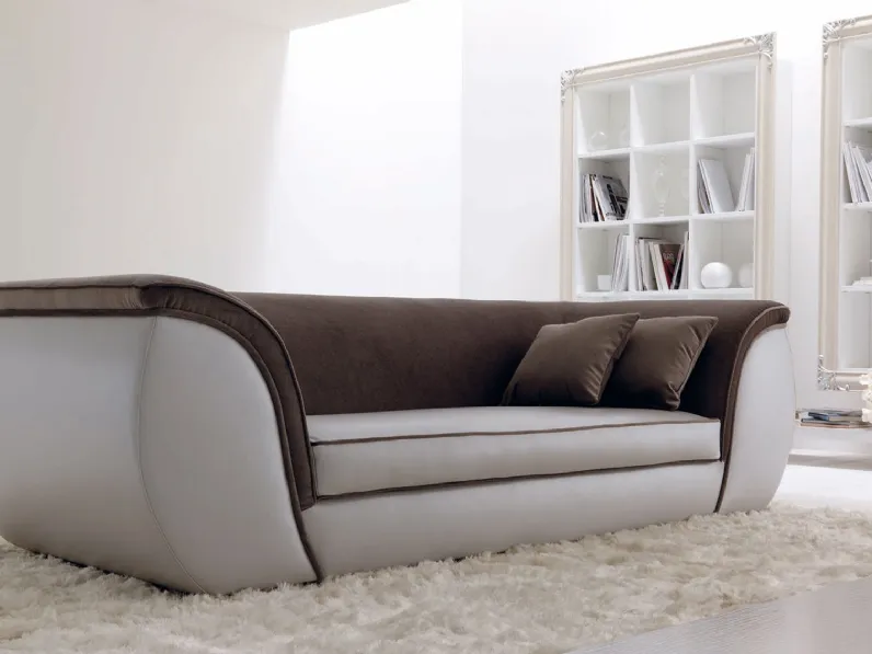 Divano lineare in tessuto e pelle realizzato in doppio colore Lapo di Cortezari