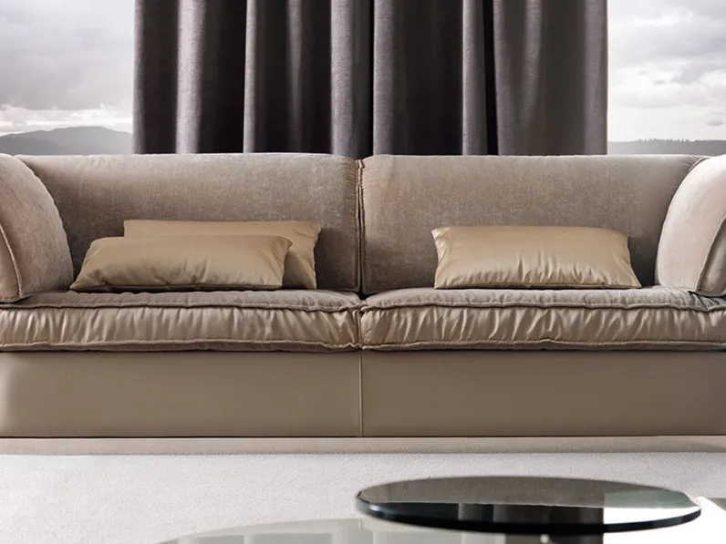 Divano lineare in tessuto e pelle Tiago di Cortezari