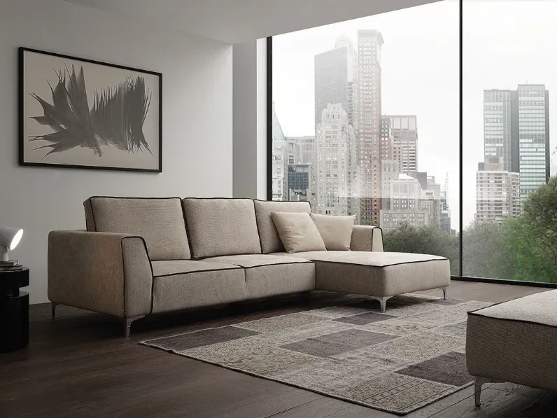 Divano in tessuto morbido dalle linee pulite con penisola Beauty di Crippa Salotti