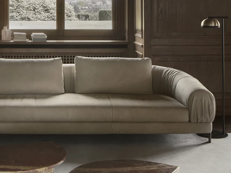 Divano lineare dalle forme morbide e arrotondate in tessuto imbottito Crumble di Nicoline