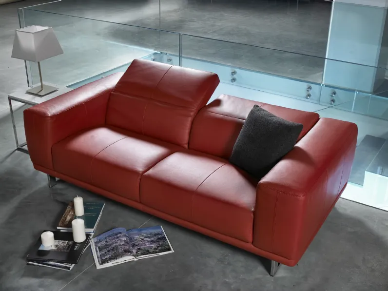 Divano lineare in pelle rossa con poggiatesta reclinabili Dorgali di Afosofà