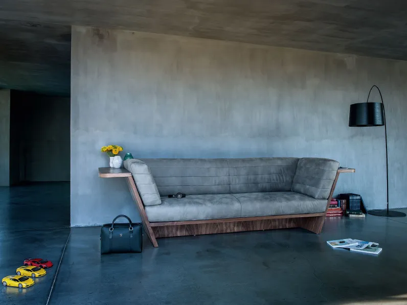 Divano lineare Dynamik rivestito in pelle imbottita con scocca in legno multistrato con mensola d’appoggio a correre lungo tutto il perimetro di Riva1920