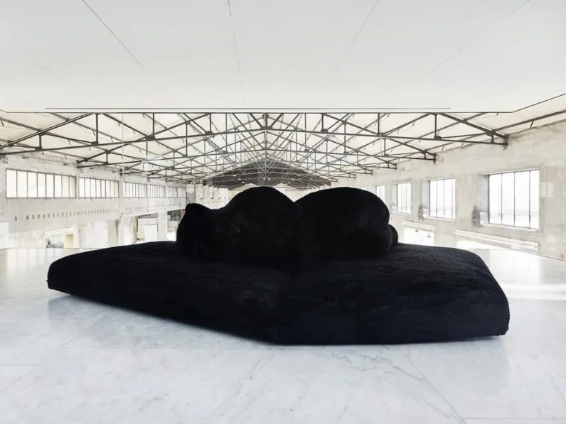 Divano rivestito in pelliccia ecologica come una banchisa di ghiaccio con un orso polare come schienale Pack di Edra