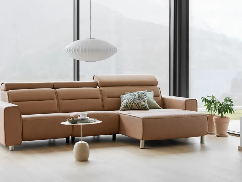 Divano relax in pelle Emily con ampio bracciolo e penisola di Stressless