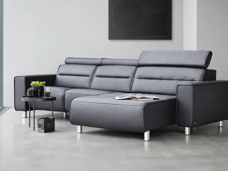 Divano relax in pelle Emily con ampio bracciolo e penisola di Stressless