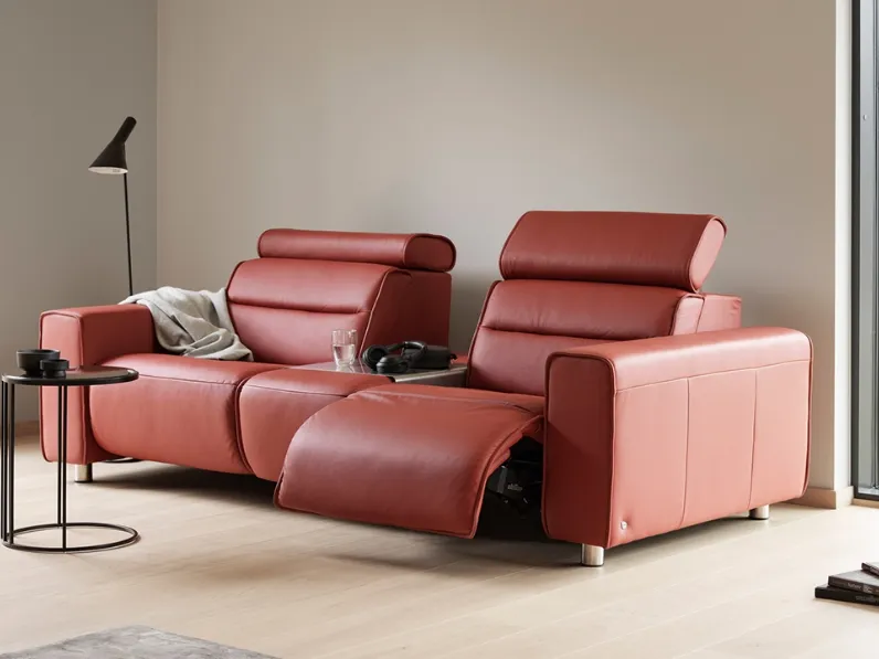 Divano relax in pelle Emily con ampio bracciolo e penisola di Stressless
