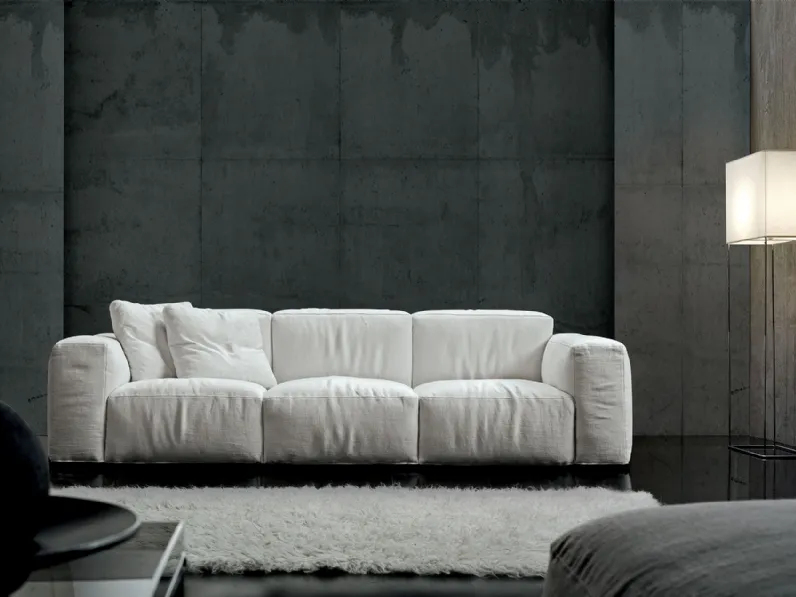Divano lineare in tessuto imbottito soffice e avvolgente Enfasi di Dhome