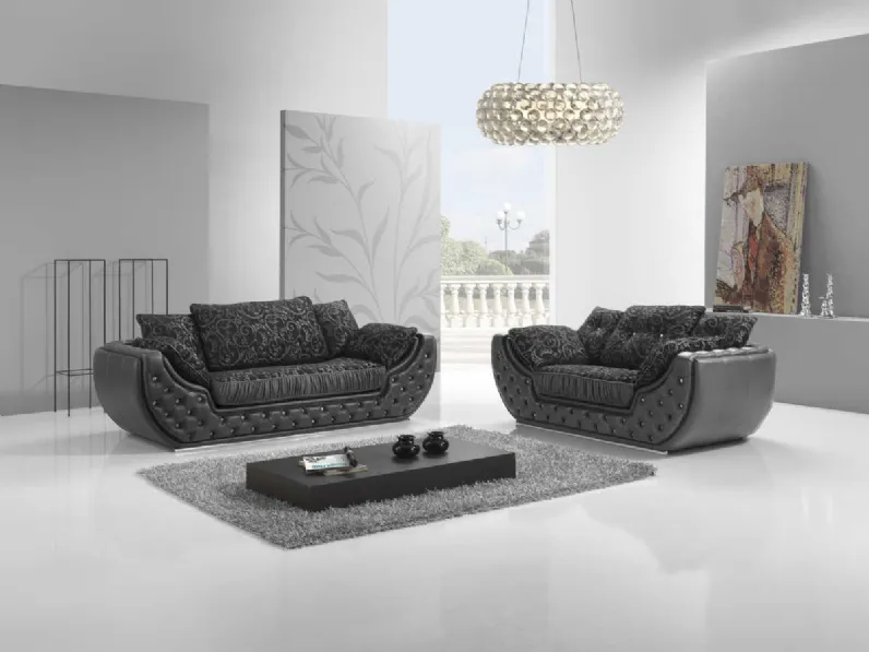 Divano lineare Gemma in tessuto e pelle con trapuntatura di Polyformitalia 