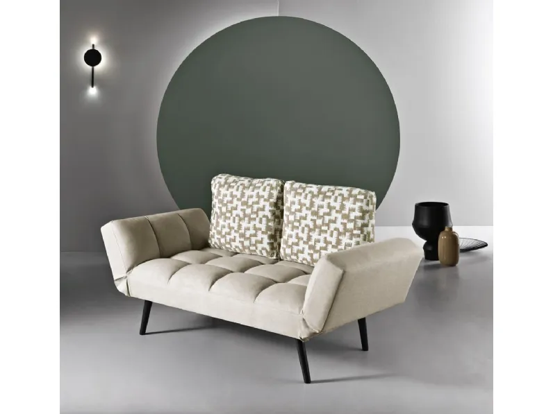 Divano lineare Glove in tessuto imbottito di Ikone Casa