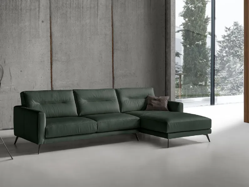 Divano in pelle e piedini in metallo con penisola Gost di Excò