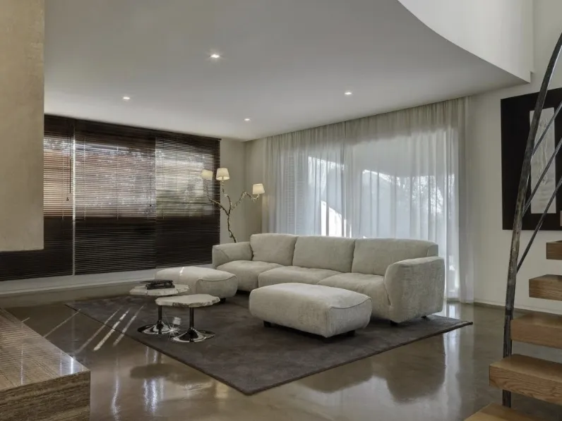 Divano lineare in tessuto Grande Soffice di Edra