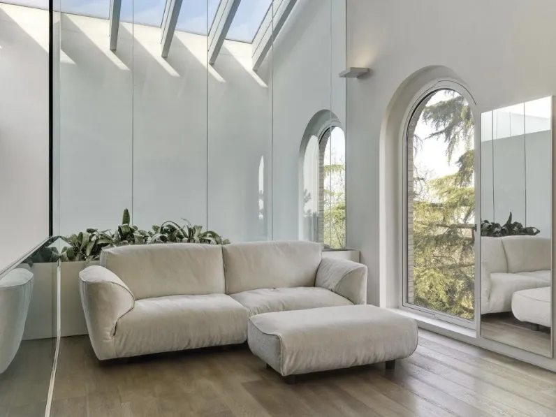 Divano lineare in tessuto Grande Soffice di Edra