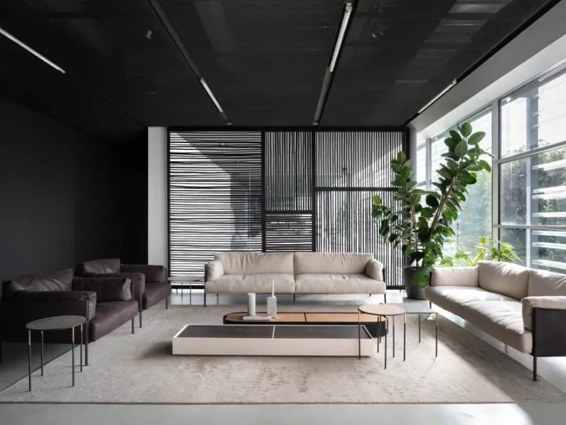 Divano lineare Greene in tessuto con struttura in pelle di Living Divani