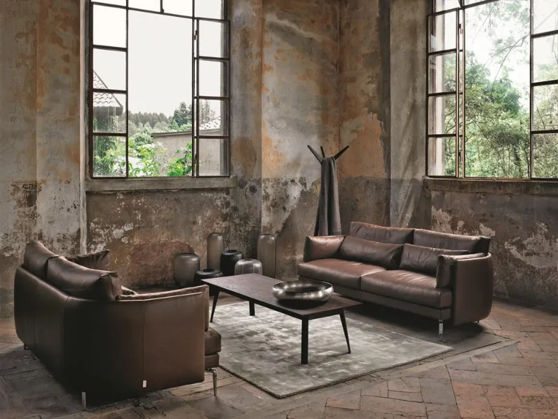 Divano lineare in pelle con piedini in metallo Kong di Swan