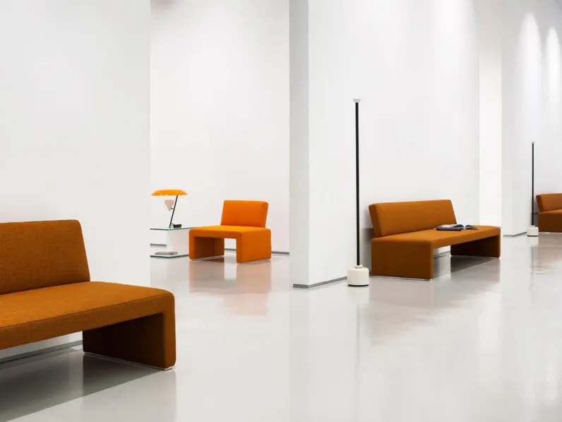 Divano lineare Labanca di Tacchini