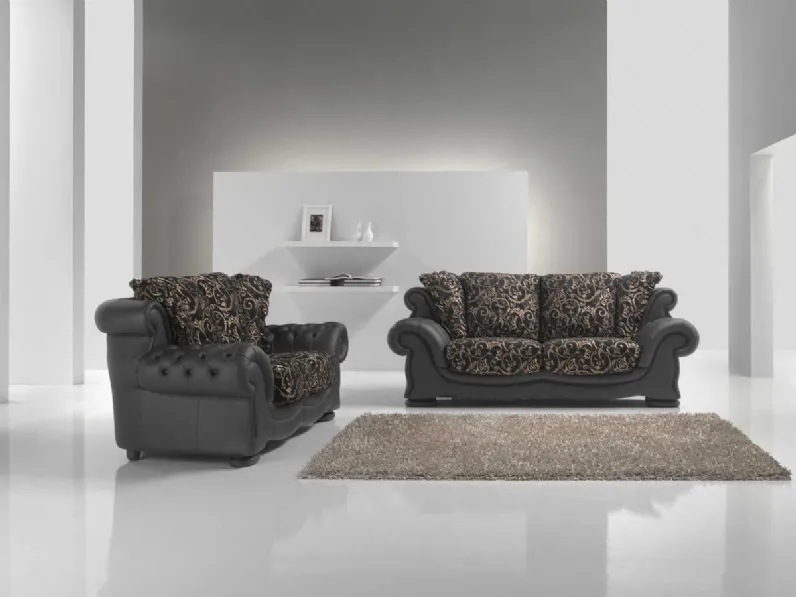 Divano lineare trapuntato in pelle con cuscini in tessuto damascato imbottito London di Polyformitalia 