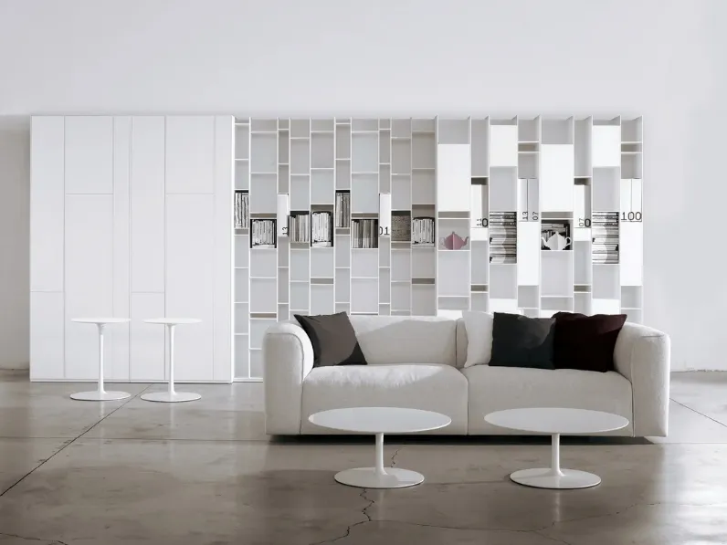 Divano lineare in tessuto imbottito Mate di MDF Italia