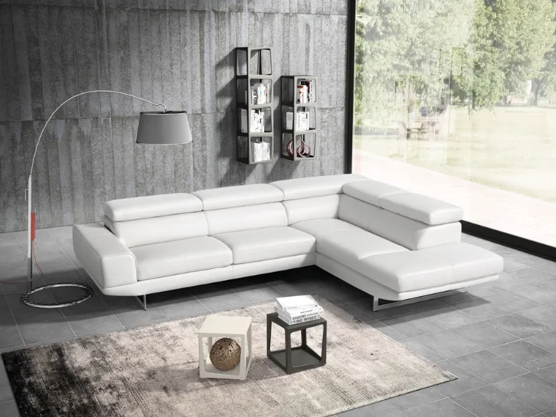 Divano angolare Mirò in pelle con poggiatesta regolabili di Polyformitalia 