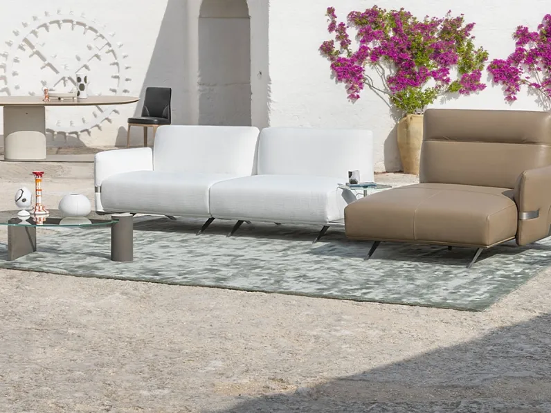 Divano in tessuto con penisola in pelle Pablo di Natuzzi